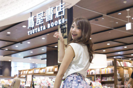 蔦屋書店@イオンモール幕張新都心のビジネス書コーナーに美女が登場！