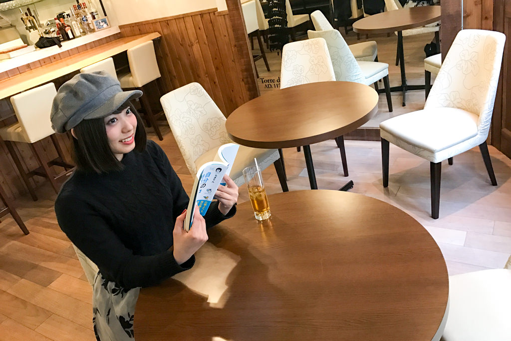 三軒茶屋のイタリアン「Osteria Due」でモデル・山岸奈津美さんの読書姿を撮影！